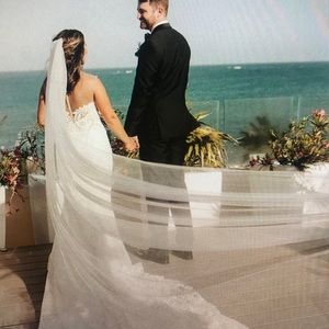 Bridal / Wedding Veil (Long, Ivory, Elegant)
